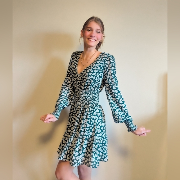 Abercrombie & Fitch Dresses & Skirts - Abercrombie & Fitch Emerald Floral Dress